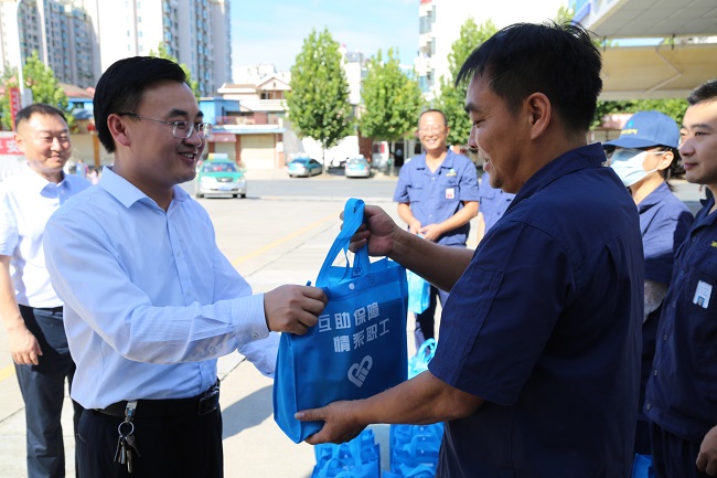 安全為本  情系職工——高溫季，安慶港華為職工撐起“遮陽(yáng)傘”